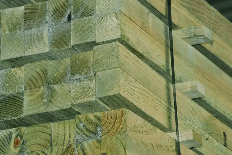 Madera impregnada apilada